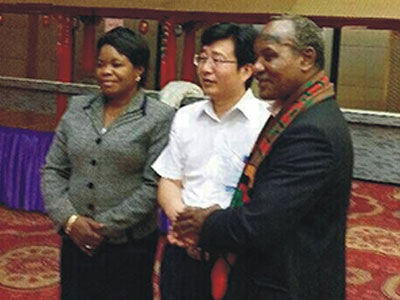 集團董事長張軍峰與贊比亞副總統盧潘多·努瓦佩先生在北京進行深入交流并合影留念